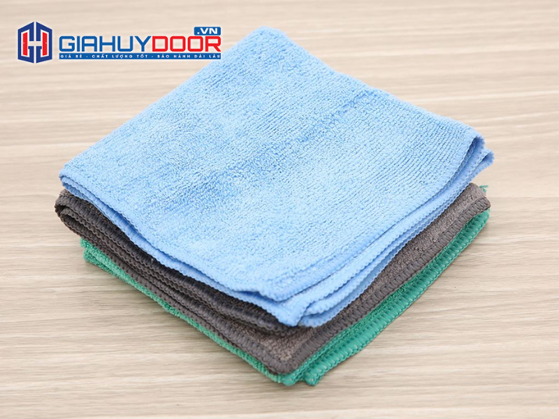 Dùng khăn giấy ướt hoặc khăn mềm thấm nước rồi lau hai bề mặt để loại bỏ bụi