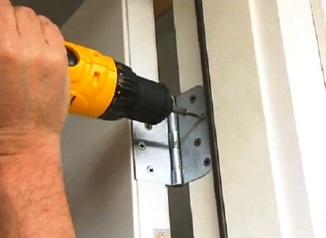 Thay ốc vít và bản lề nếu chúng đã hết hạn sử dụng