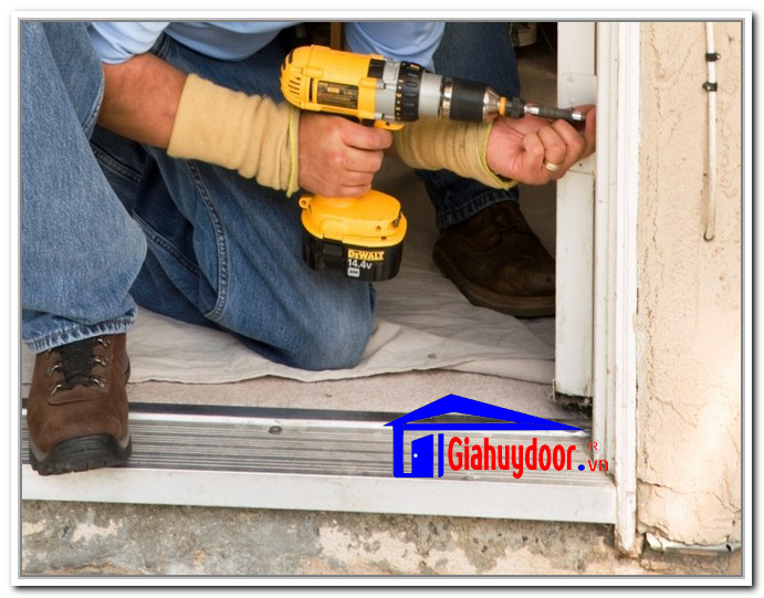 lắp đặt cửa gỗ công nghệp