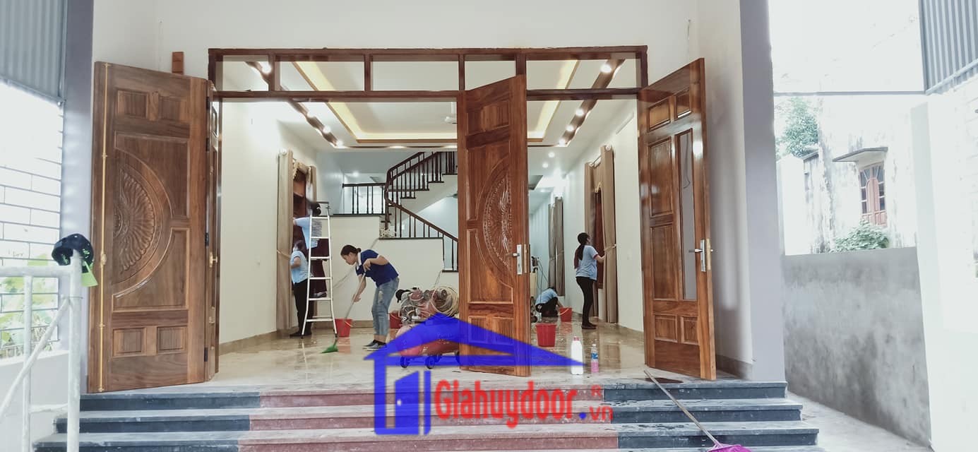 giá cửa gỗ tự nhiên rẻ hay đắt