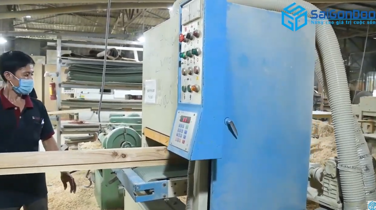 Những thanh gỗ sẽ được những người thợ chuyên nghiệp bào nhẵn mịn Những thanh được những người thợ chuyên nghiệp bào nhẵn mịn