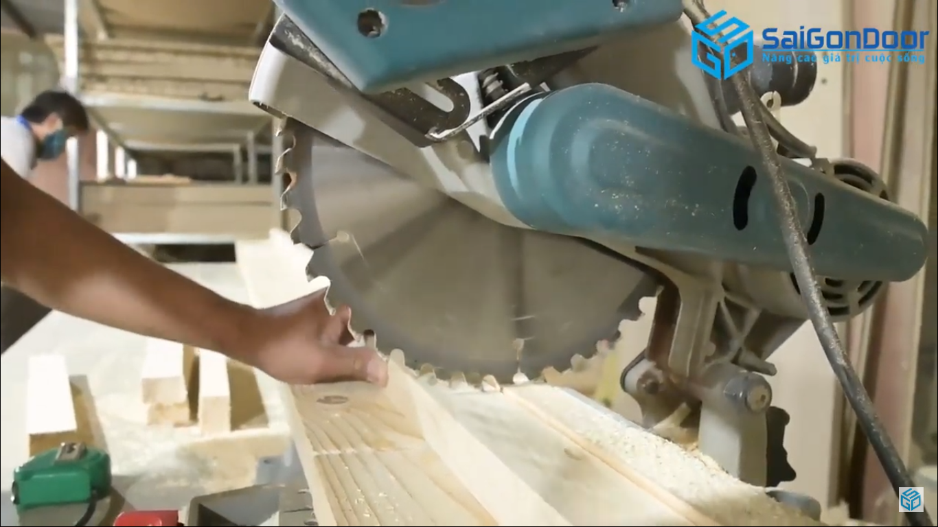 Cắt thanh gỗ và ráp khung xương cánh cửa Cắt thanh gỗ và ráp khung xương cánh cửa