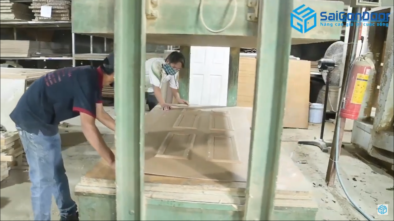 Ghép thử lớp phủ cánh cửa để xem phù hợp vơi kích thước cửa hay chưa? Ghép thử lớp phủ cánh cửa để xem phù hợp vơi kích thước cửa hay chưa?