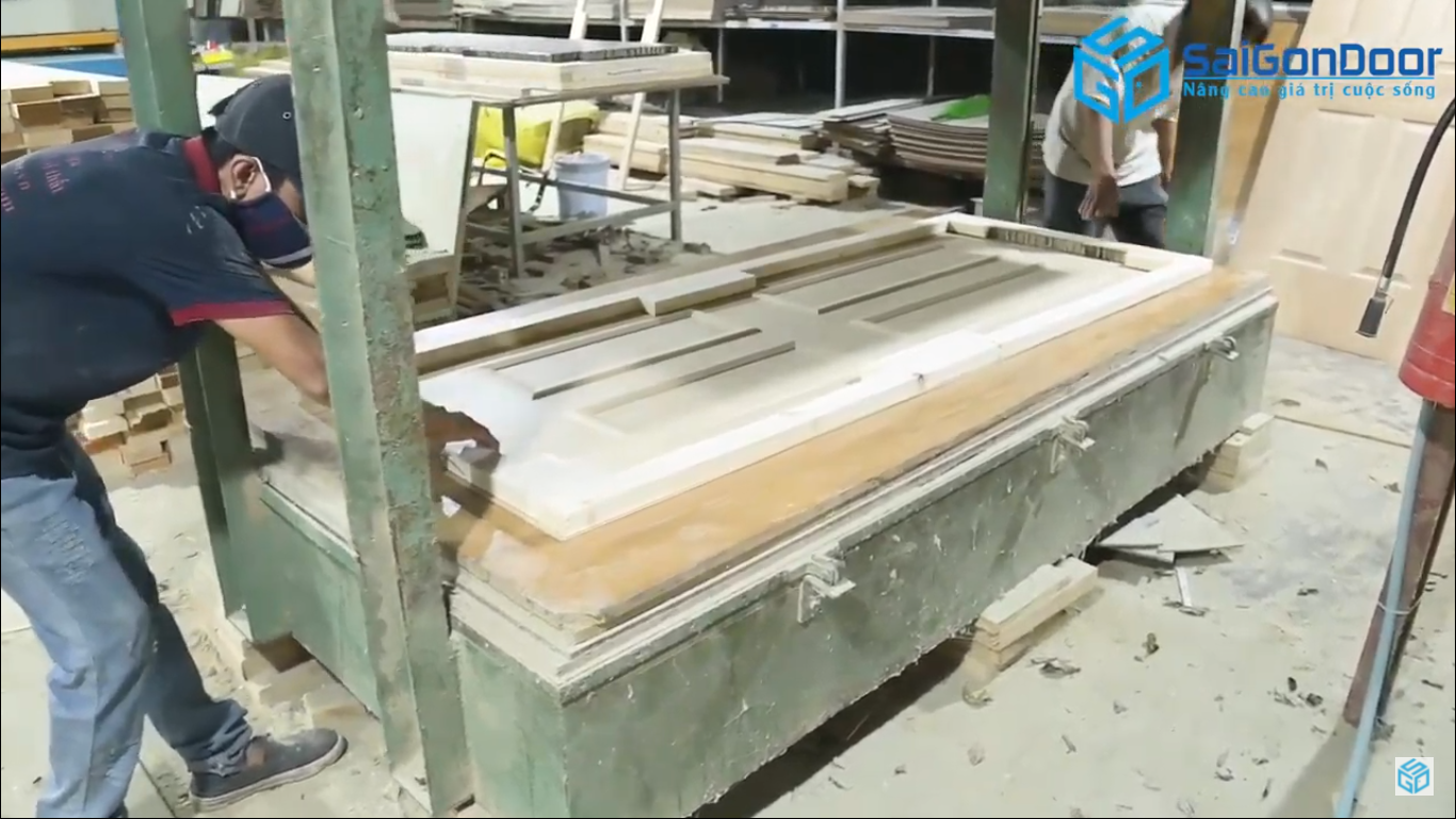 Đưa cánh cửa vào máy ép keo đã được dán keo vào máy ép nguội 6-8 tiếng Đưa cánh cửa vào máy ép keo đã được dán keo vào máy ép nguội 6-8 tiếng