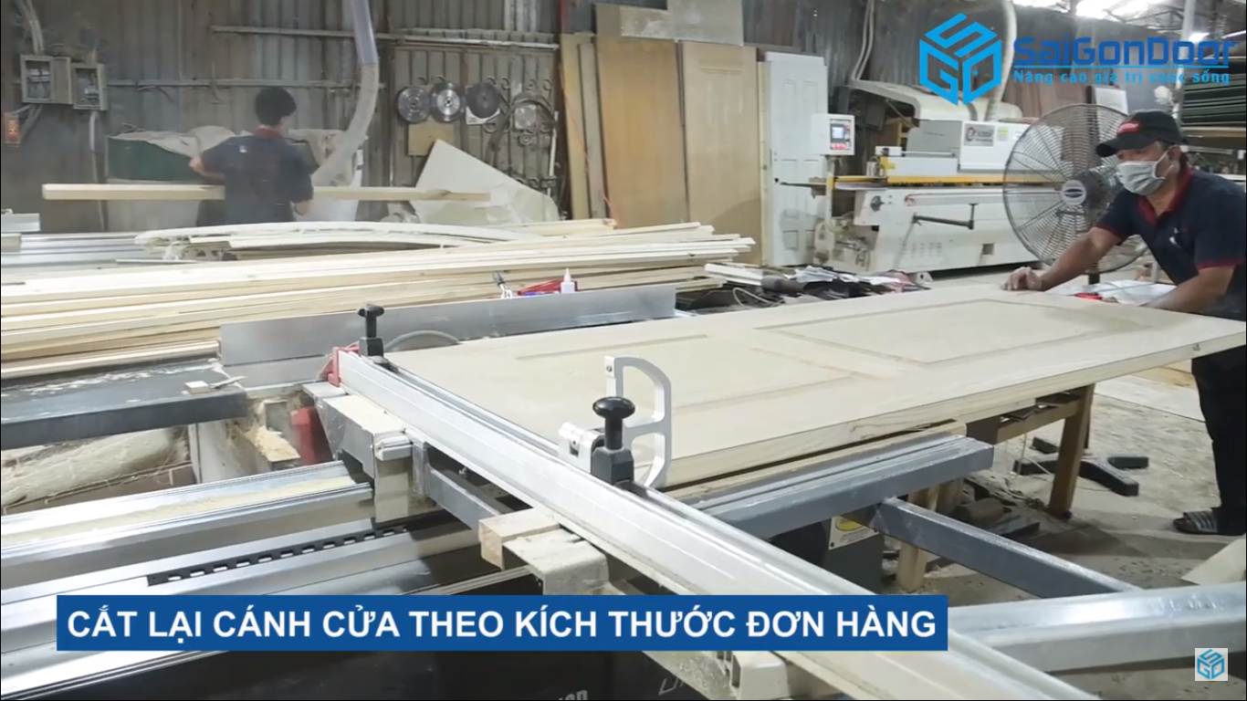 Cắt lại cánh cửa theo kích thước đơn hàng của khách Cắt lại cánh cửa theo kích thước đơn hàng của khách