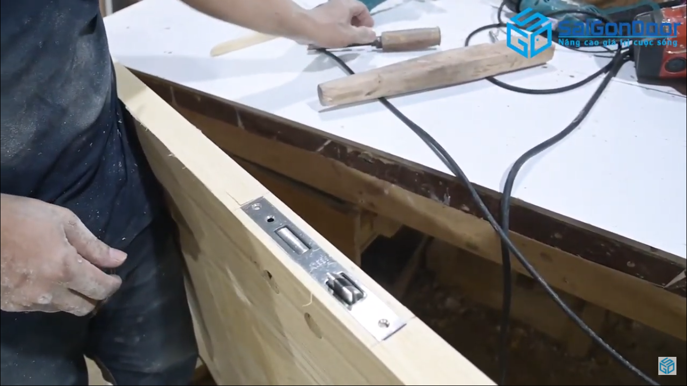 Khoét ổ khóa và lỗ thông hơi cho cánh cửa