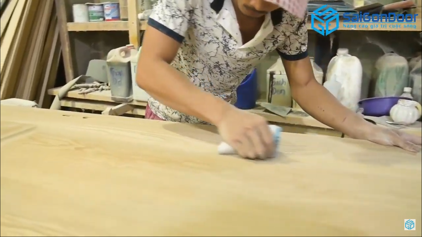 Chè nhẹ mịn cửa và khung bao trước khi sơn