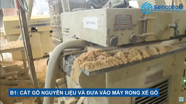 Chọn nguyên liệu sau đó đưa vào máy rong xẻ gỗ Chọn nguyên liệu sau đó đưa vào máy rong xẻ gỗ